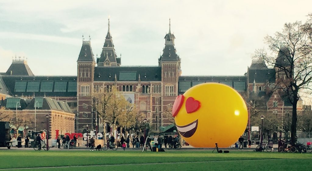 Publi air - Opblaasbare emoji - Tele 2 - Smileys - Marketing -actie - Museumplein - Amsterdam - inflatable - giants
