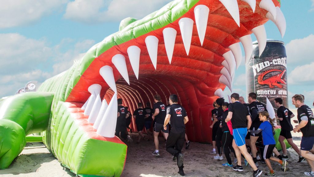 Publi air - opblaasbare krokodil - crocodile - inflatable animal - giants - running - mud