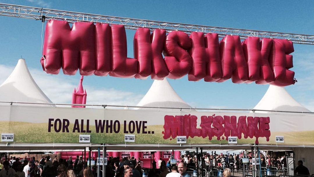 Publi air - Milkshake blow-up festival opening ingang entree inflatable - opblaasbaar logo - giants