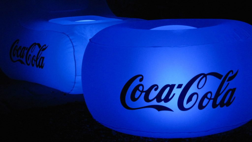 opblaasbare poef - inflatable coca cola pouf furniture - custom made branded - Publi air