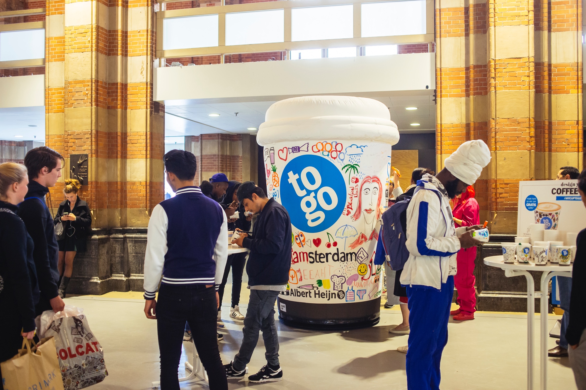AH-to-go opblaasbare koffiebeker thema activatie giant coffeecup theme activation - Publi air