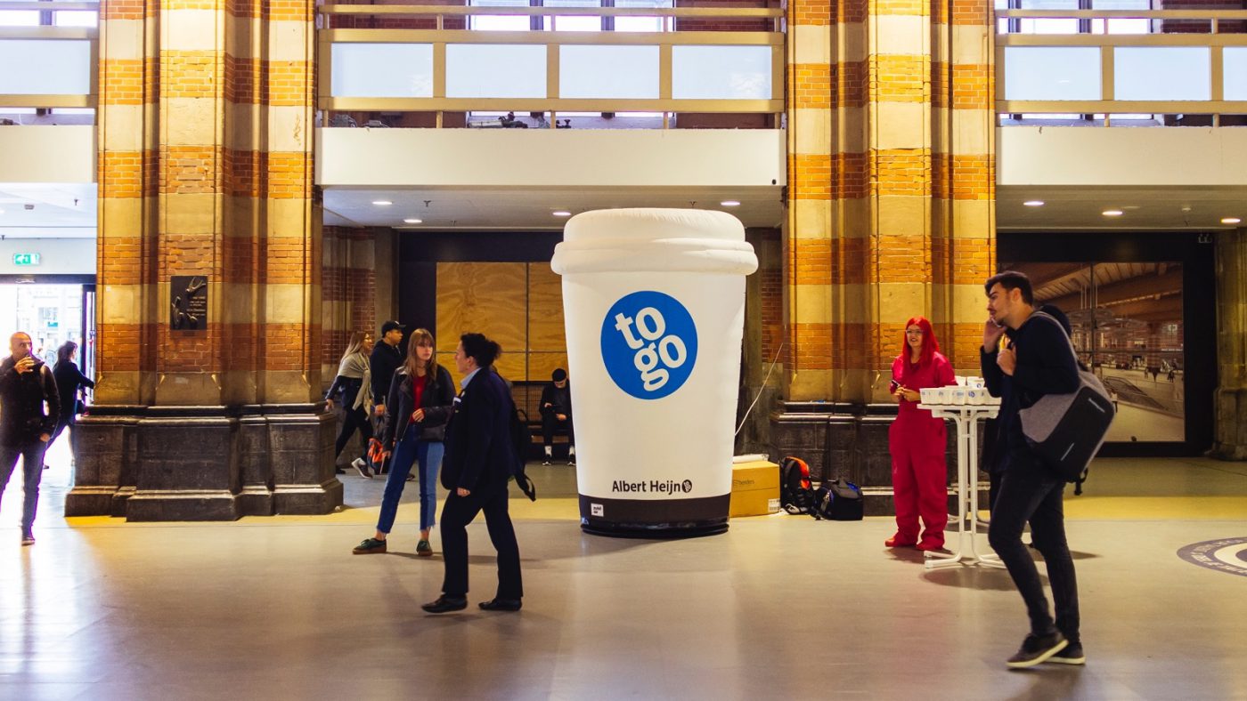 Opblaasbare koffiebeker thema activatie giant coffeecup theme activation voor AH to go