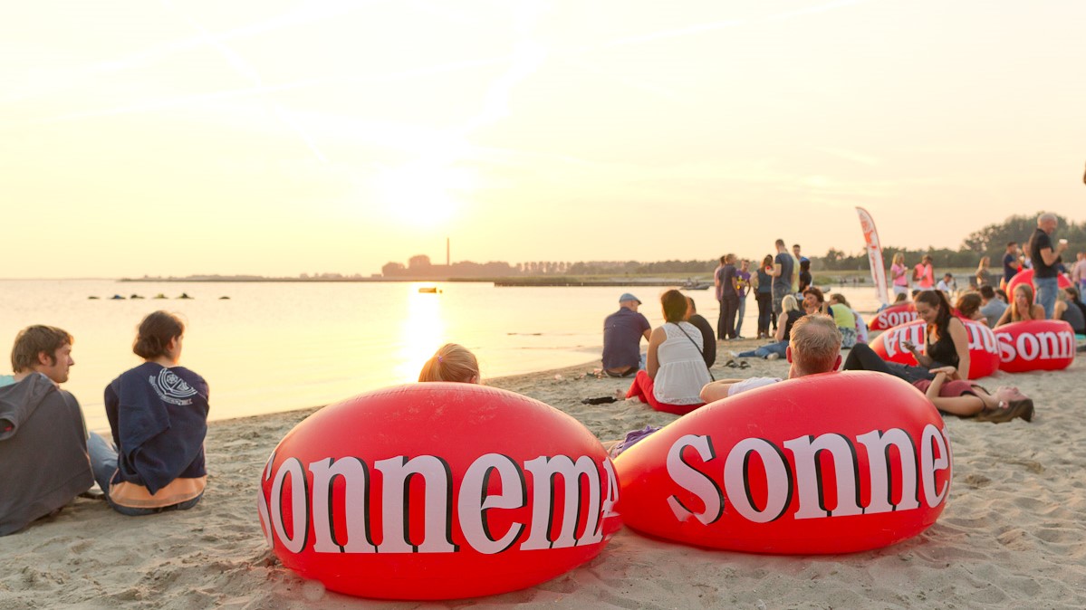 opblaasbare strandstoel - beachlounger furniture- Sonnema inflatable poufs - Publi air