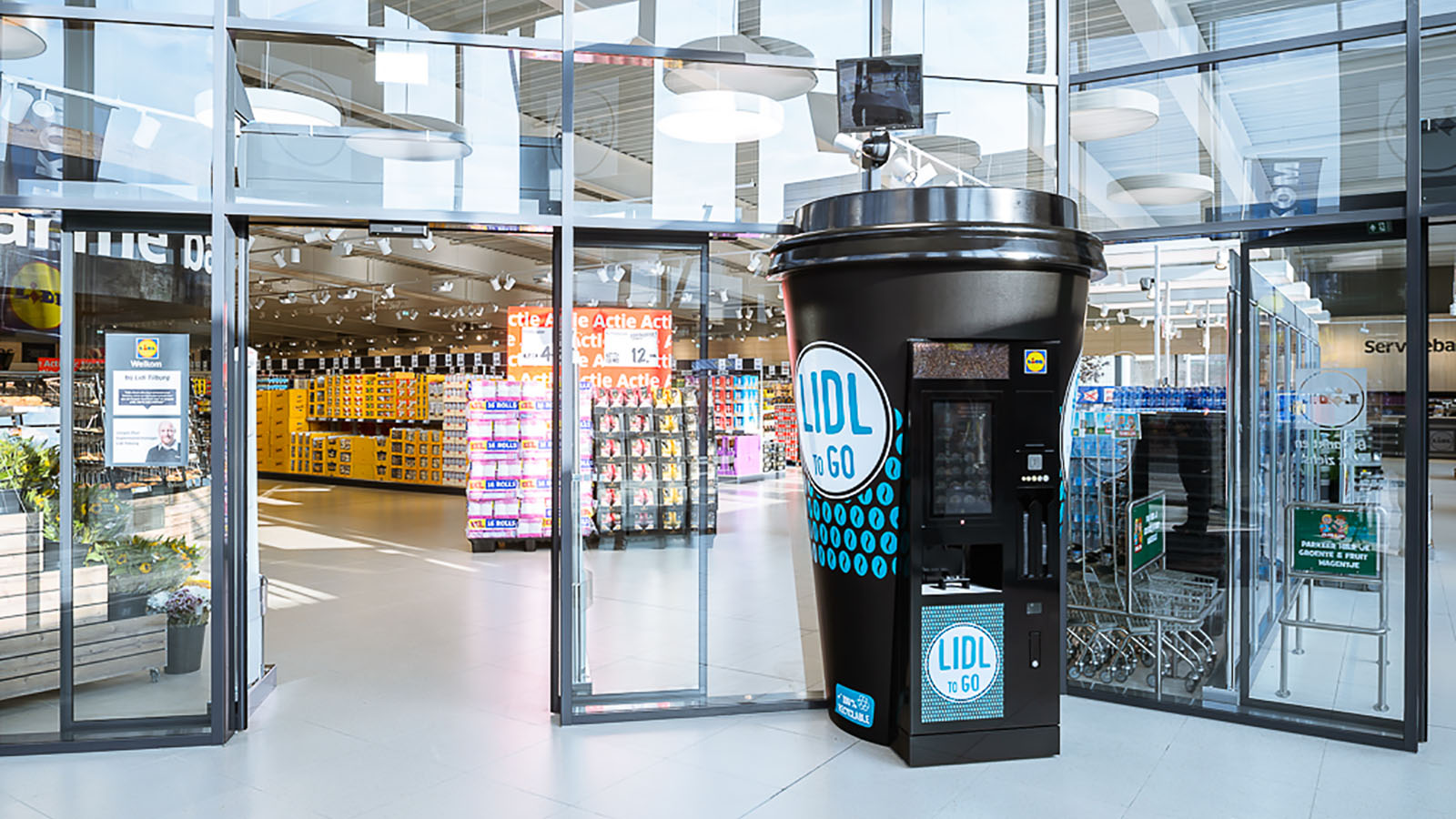 Maatwerk displays - Lidl koffiebeker display coffee cup inflatable - Publi air