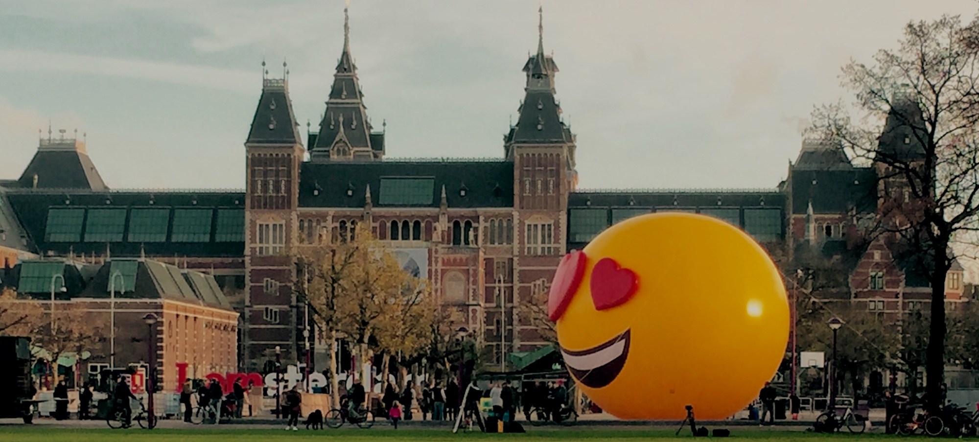 Opblaasbare emoji 10 meter Amsterdam Museum plein Tele2 activatie 4G - Publi air