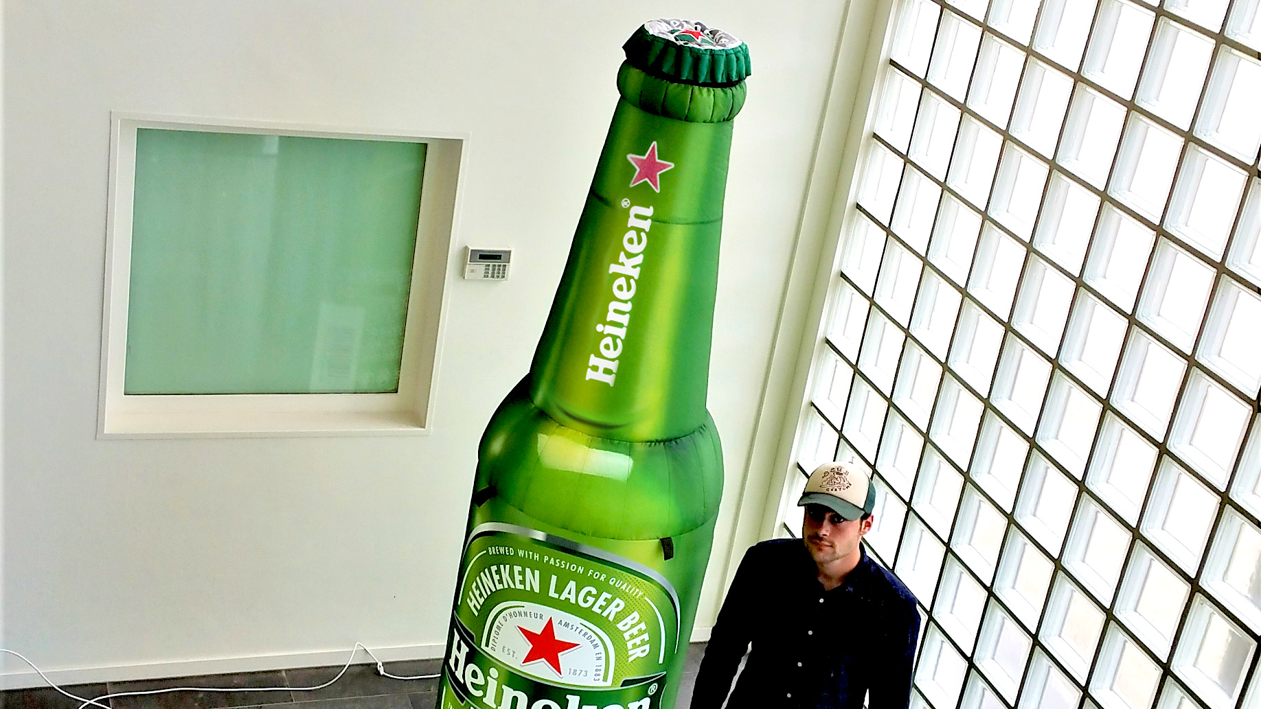 Opblaasbare Heineken fles publi air