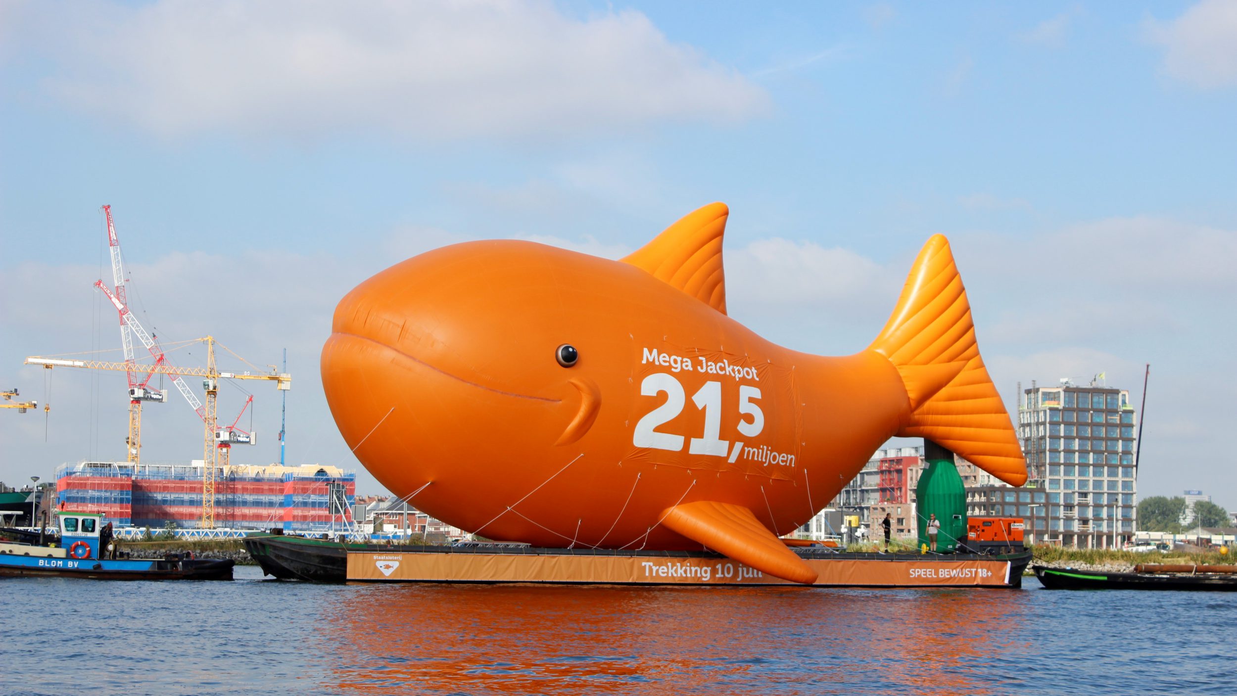 Staatsloterij opblaasbare vis- publiair-biggestfish-amsterdam-centraal- ij