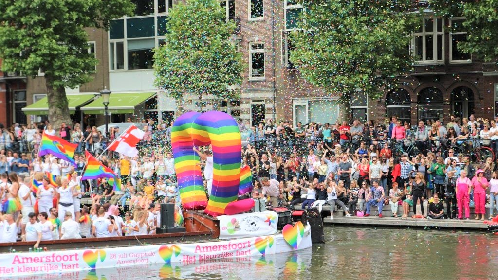 Inflatable heart - publi air - gaypride- pride- amsterdam - utrecht-