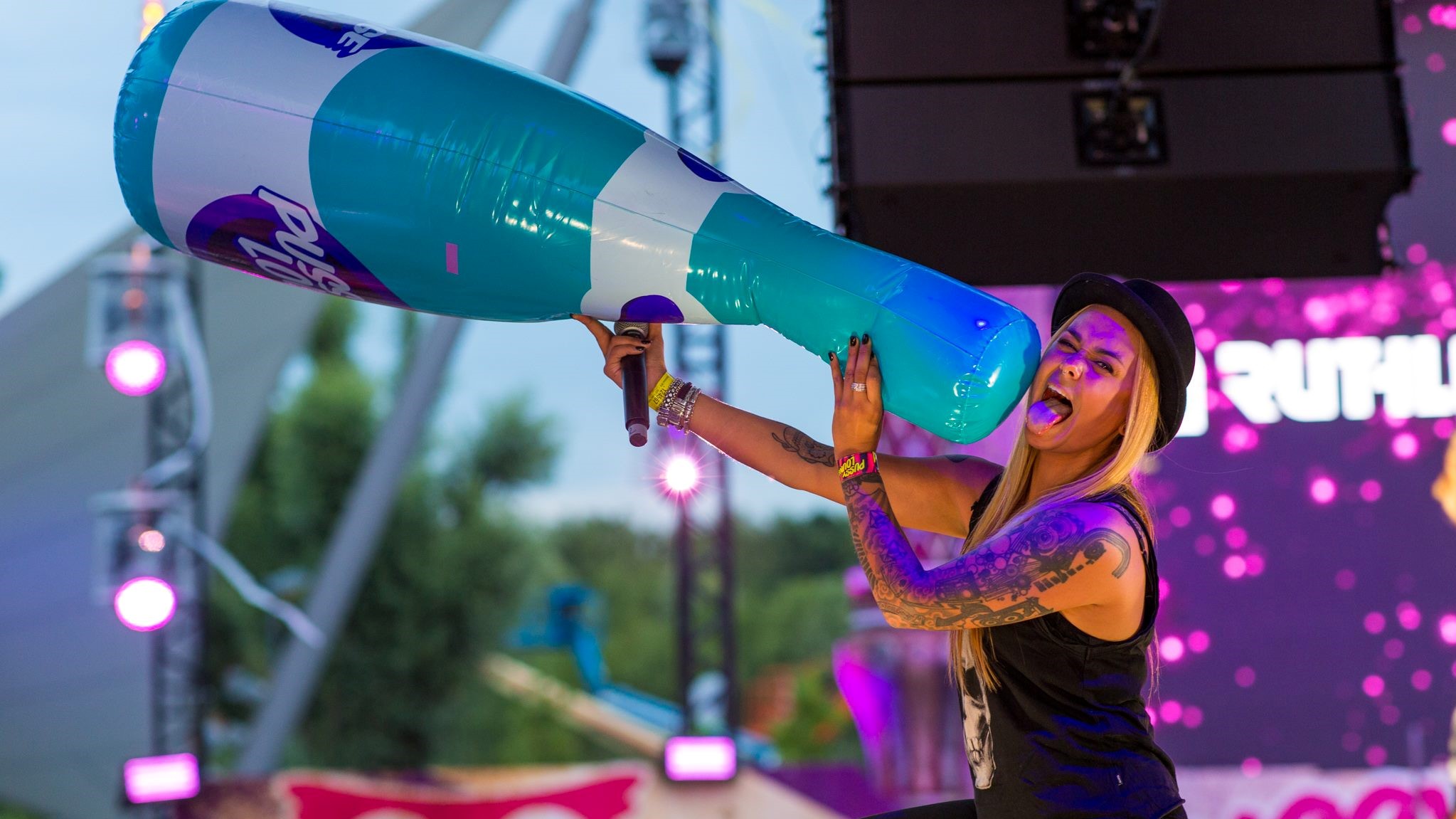 inflatable fles festival tomorrowland publi air