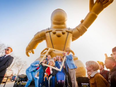 opblaasbare gouden astronaut publi air giant inflatable