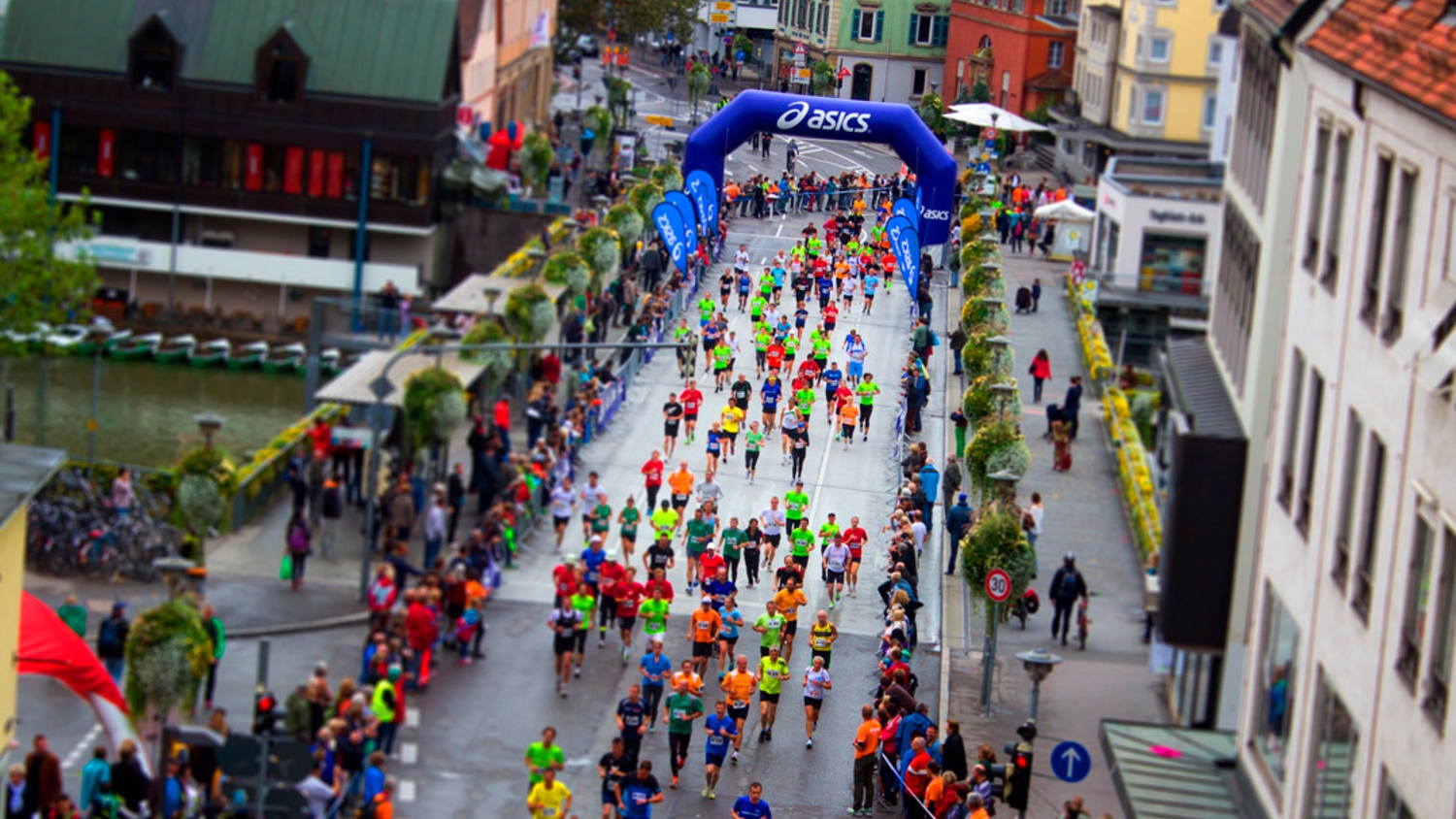 Asics opblaasbare boog marathon sportmarketing – Publiair