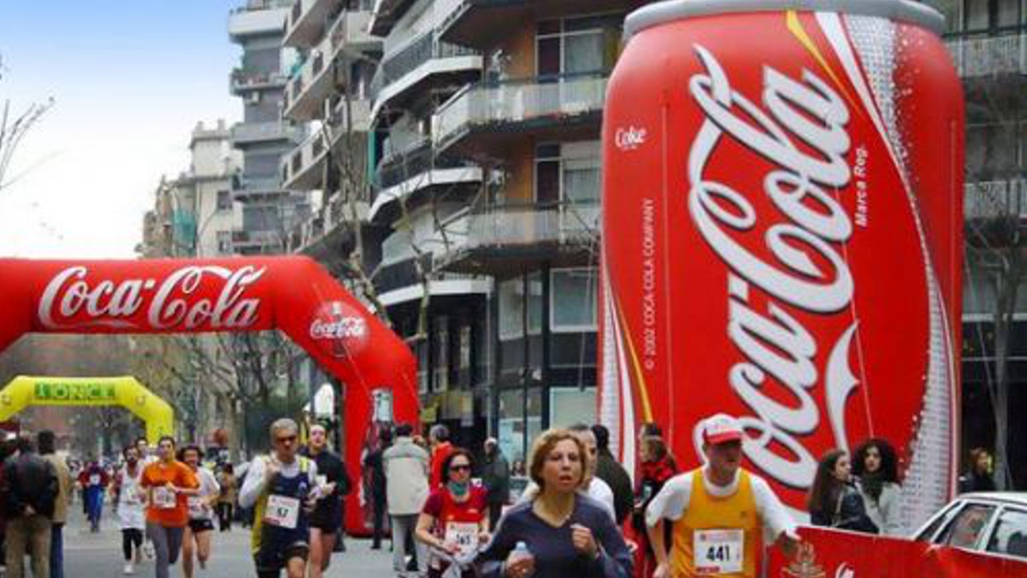 Coca Cola opblaasbare boog en blik sportmarketing campagne – Publiair