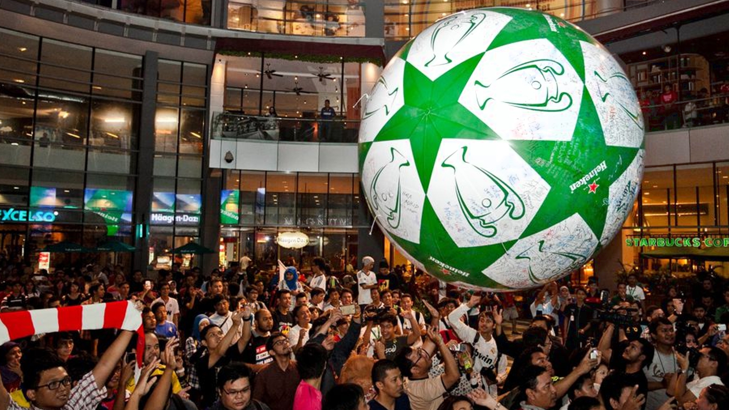 opblaasbare festival items en publieks ballen en inflatables - crowd balls Heinken