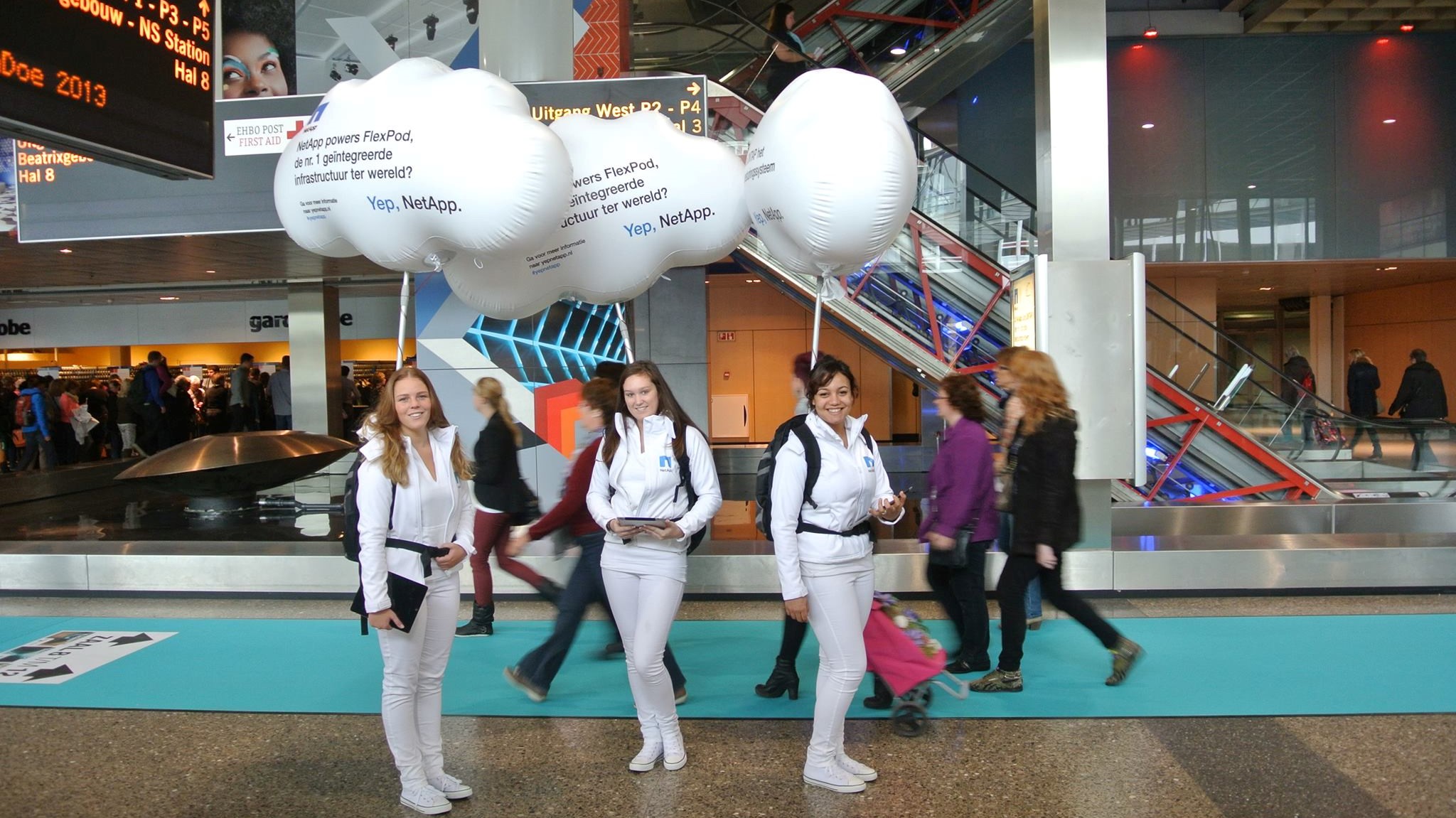 Inflatable-looppakken-Publi-air-inflatable-promo-walkers-IBM
