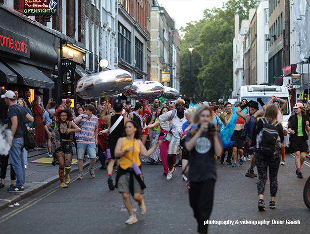 SWARM – Dance together on the vibrant streets