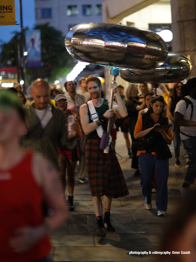 SWARM-Dance-Together-on-the-Vibrant-Streets-Publi-air-staand-2-2024