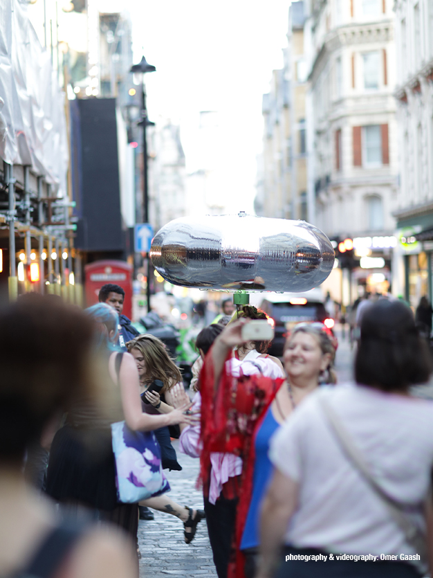 SWARM-Dance-Together-on-the-Vibrant-Streets-Publi-air-staand-3-2024