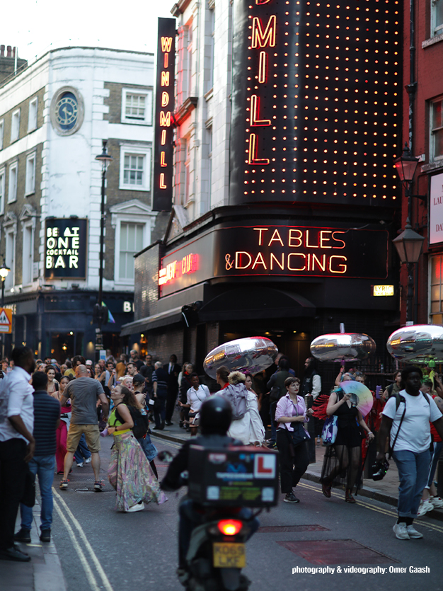 SWARM-Dance-Together-on-the-Vibrant-Streets-Publi-air-staand-4-2024