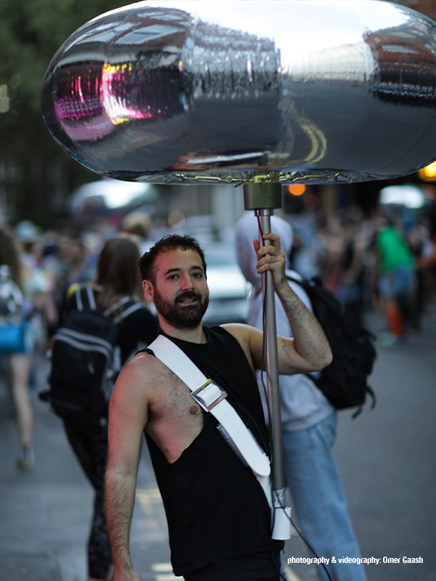 SWARM-Dance-Together-on-the-Vibrant-Streets-Publi-air-staand-7-2024