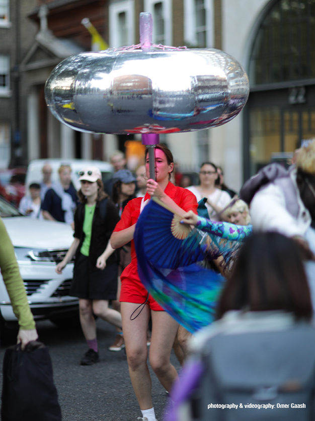 SWARM-Dance-Together-on-the-Vibrant-Streets-Publi-air-staand-8-2024