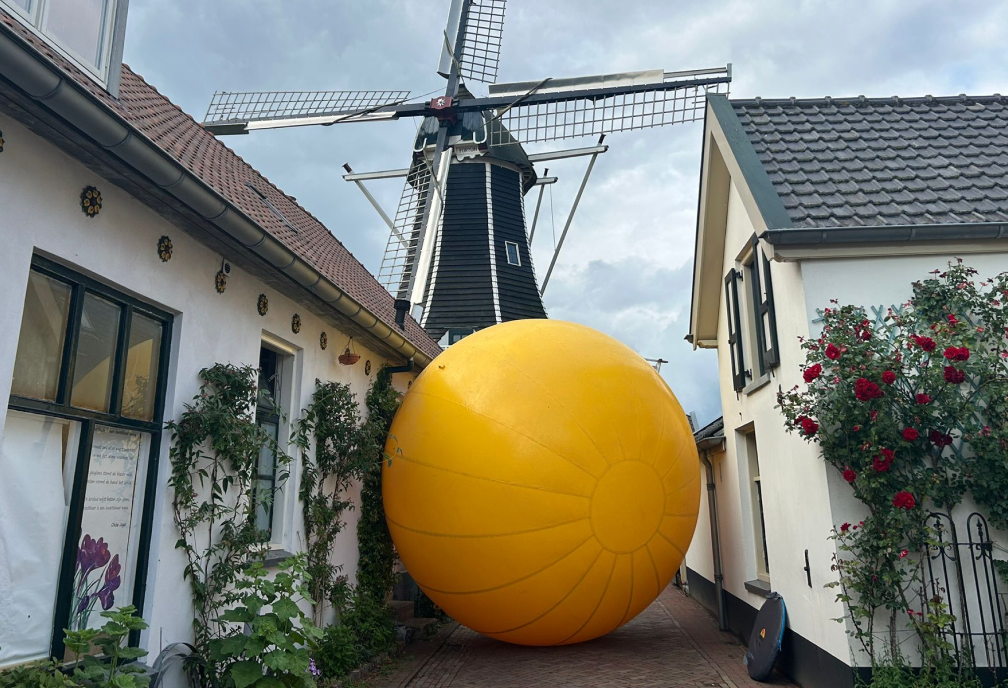 Reuzenballen voor tv programma: Let's Play Ball op SBS6